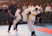 Карате Do Mawashi Gaiten Geri