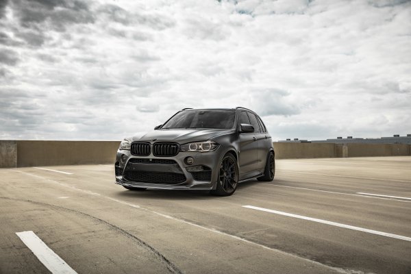 Bmw-x5m-f85-sight-angel-eyes-front-sky