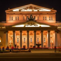 Rossiia-moskva-vecher-skulptury-fontan-bolschoi-theater-bols