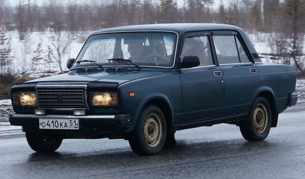 1024px-Lada VAZ 2107