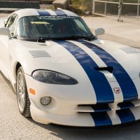 Dodge-viper-gtsr-sportkar-belyi-sinie-polosy