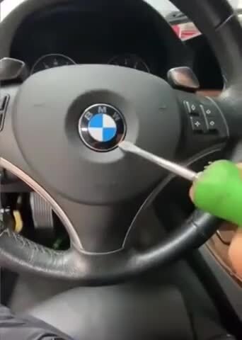 Как удалить эмблему BMW с руля)))