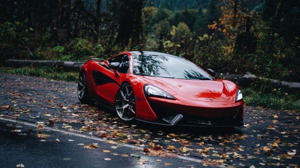 Mclaren-570s-zhioltye-listia-inomarka-krasnyi-tsvet-maklaren