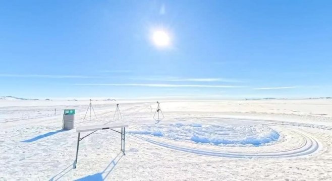 Нескольких плоскоземельщиков привезли в Антарктиду, чтобы до