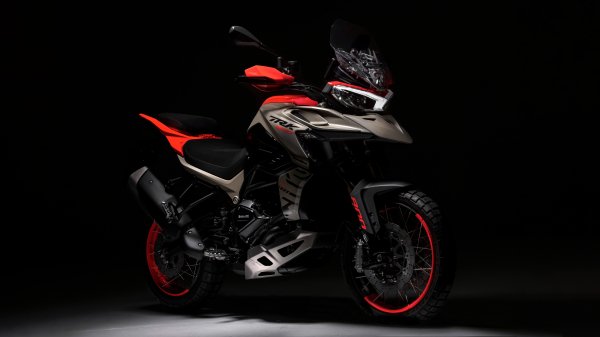 Benelli-trk-8002024-dark-background-adventure-motorcycles-bi