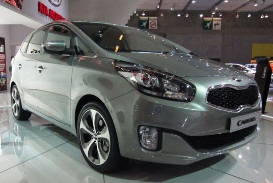 800px-Kia Carens (front quarter grey)