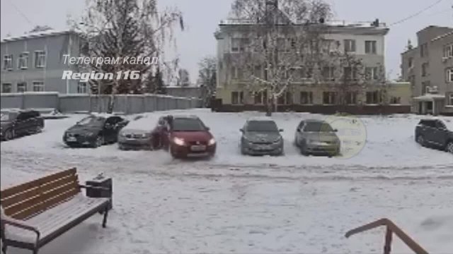 В Казани автоледи попыталась припарковаться и устроила погро