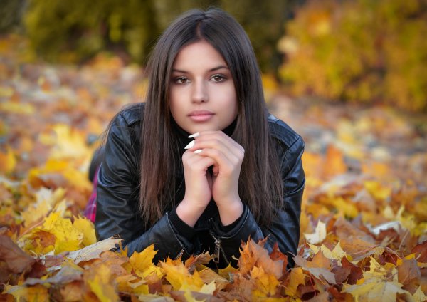 Girl-sight-autumn-brunette-eyes