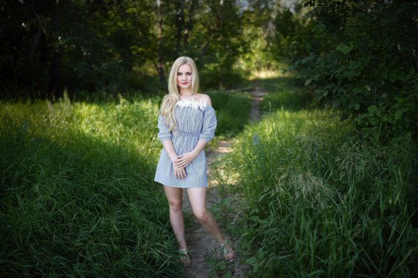 Girl-sight-blond-dress-grass-green