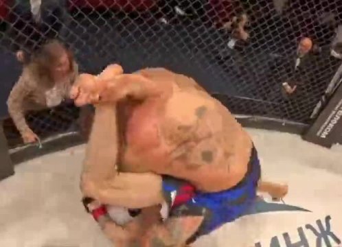 Российский боец MMA выиграл бой после того, как к клетке про