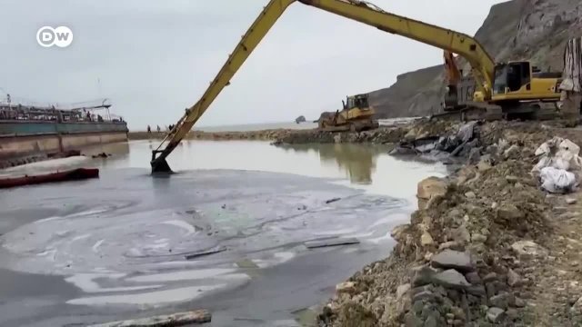 Это не Кавказские горы, это горы песка и мазута куда свозят