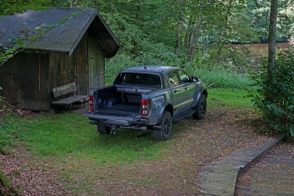 Ford-ranger-raptor-2019-sarai-seryi-pikap