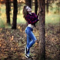 Girl-sight-pose-wood-autumn