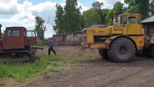 Кировец и трактор Т4 перетаскивают дом!