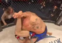 Российский боец MMA выиграл бой после того, как к клетке про