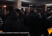 Добровольцы у сборного пункта в Степанакерте