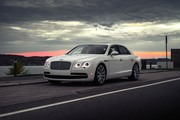 Bentley-flying-spur-white-vag-luxure-sedan-clouds-sky-evenin