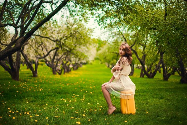 Apple-garden-girl-suitcase