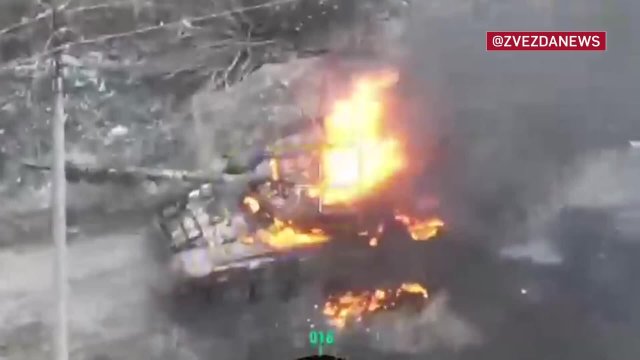 Российские FPV-дроны сожгли украинский Т-64 в Харьковской об