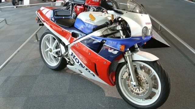 Хонда RC30