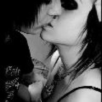 Emo kiss