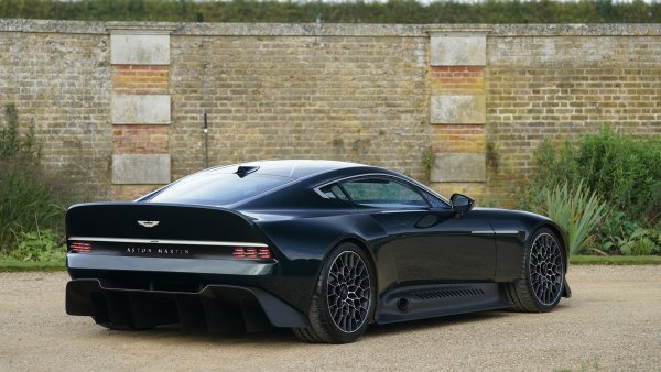 Aston-martin-victor-2020-u-zabora-kupe-v12