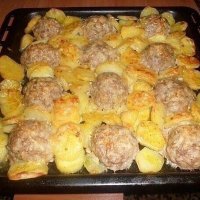 Мясные ежики с картошкой под сыром в духовке