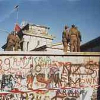 qlow-250px-Berlin-wall