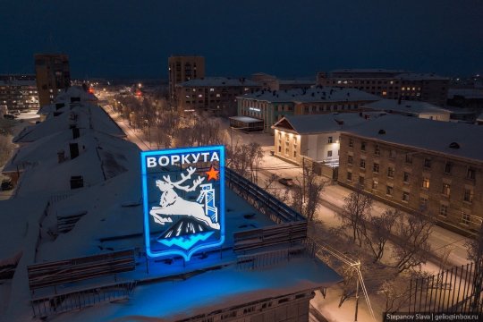 Герб города на крыше дома